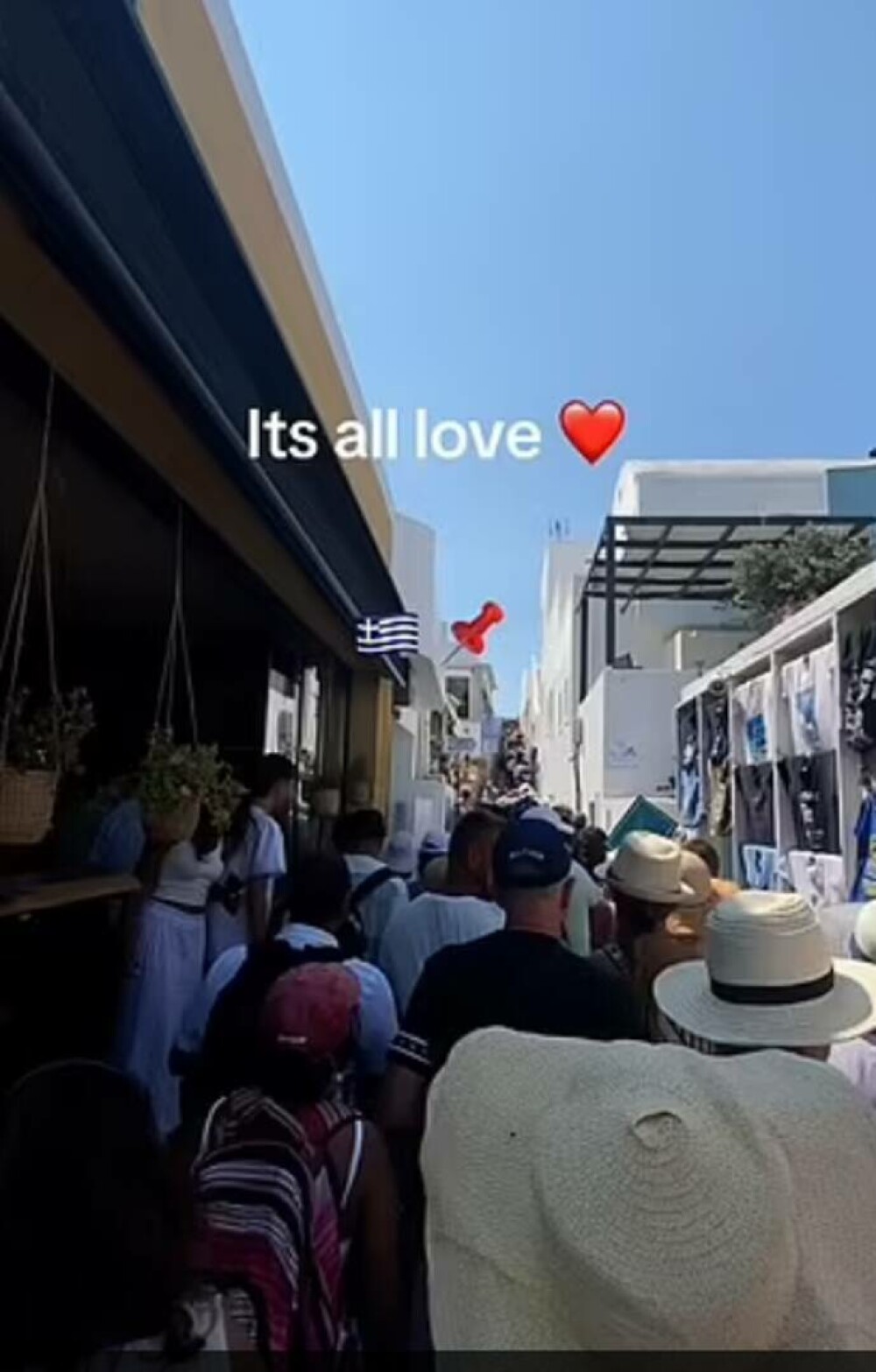 Ce se întâmplă de fapt în Santorini. Mulțimi uriașe de turiști coboară de pe feribot și se înghesuie pe străduțe. VIDEO - Imaginea 2