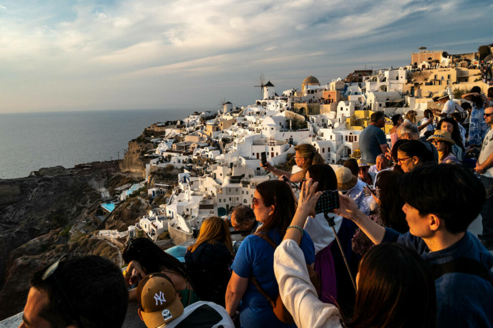 Ce se întâmplă de fapt în Santorini. Mulțimi uriașe de turiști coboară de pe feribot și se înghesuie pe străduțe. VIDEO - Imaginea 6