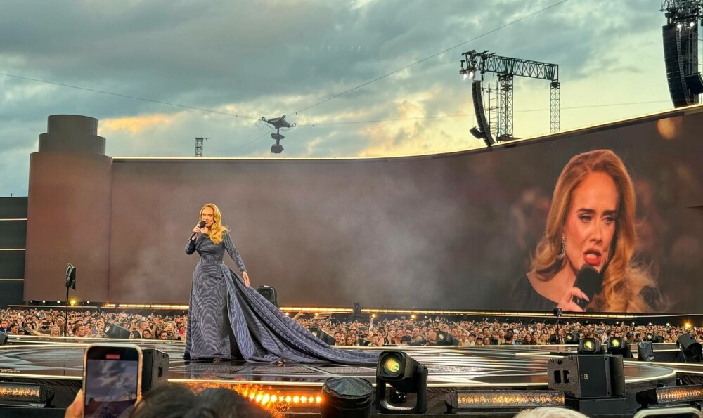 Jurnaliştii germani sunt nemulţumiţi de restricţiile privind fotografierea la concertele susţinute de Adele: „Inacceptabil” - Imaginea 3