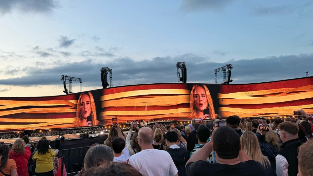 Jurnaliştii germani sunt nemulţumiţi de restricţiile privind fotografierea la concertele susţinute de Adele: „Inacceptabil” - Imaginea 8