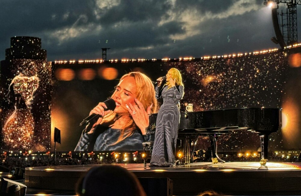 Jurnaliştii germani sunt nemulţumiţi de restricţiile privind fotografierea la concertele susţinute de Adele: „Inacceptabil” - Imaginea 12