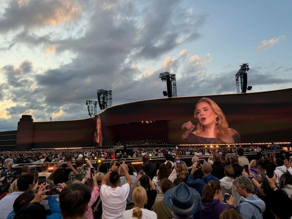 Jurnaliştii germani sunt nemulţumiţi de restricţiile privind fotografierea la concertele susţinute de Adele: „Inacceptabil” - Imaginea 14