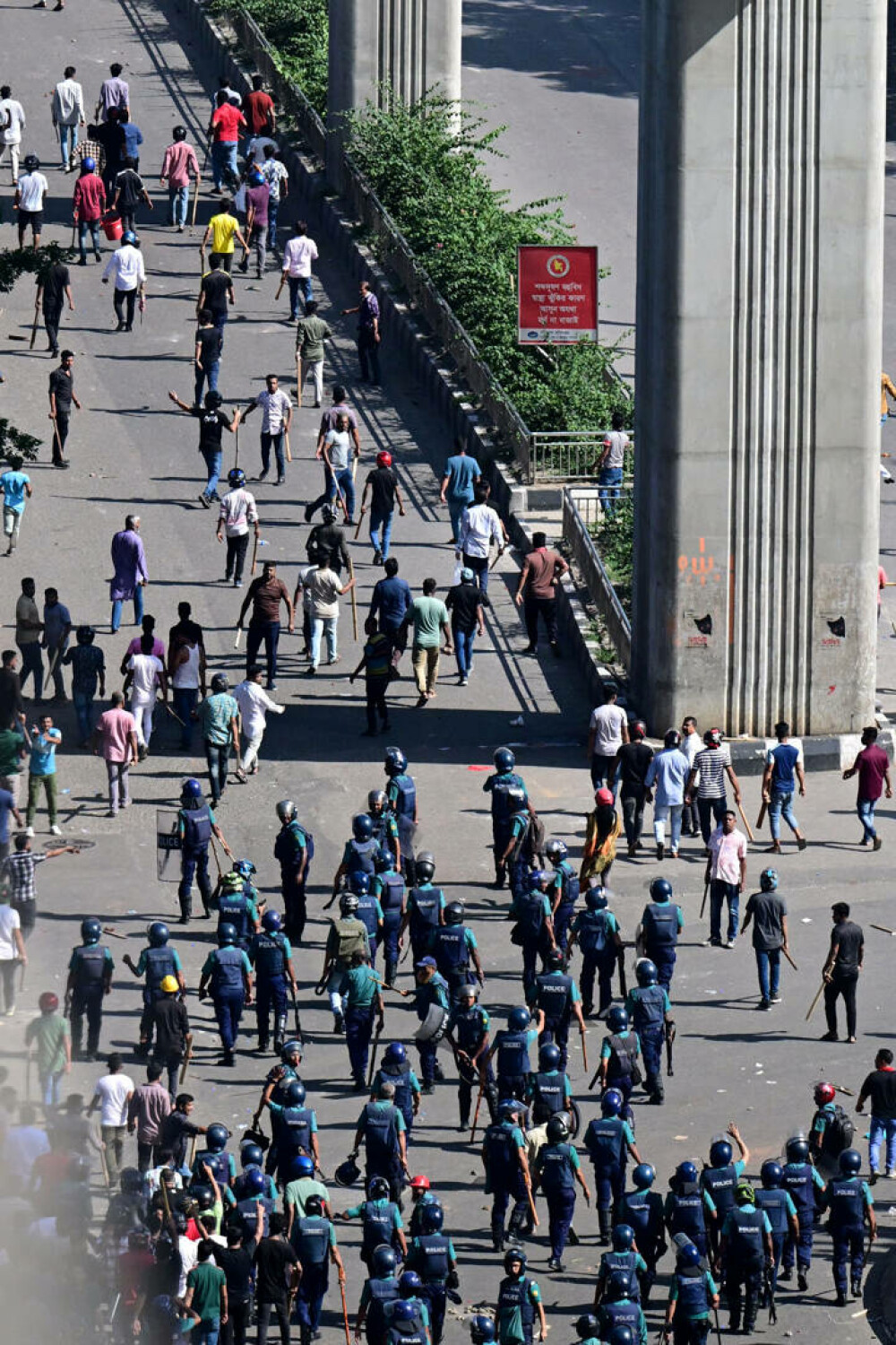 Cel puţin 73 de oameni au murit în violenţe în timpul unor manifestaţii antiguvernamentale masive în Bangladesh - Imaginea 1