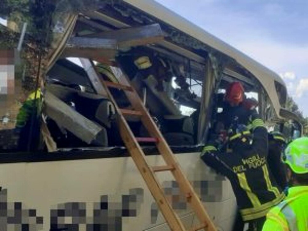 Accident teribil în Italia. Un mort şi 15 răniţi, după ce un autocar plin cu turişti a intrat într-un parapet - Imaginea 1