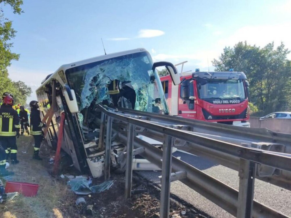 Accident teribil în Italia. Un mort şi 15 răniţi, după ce un autocar plin cu turişti a intrat într-un parapet - Imaginea 2