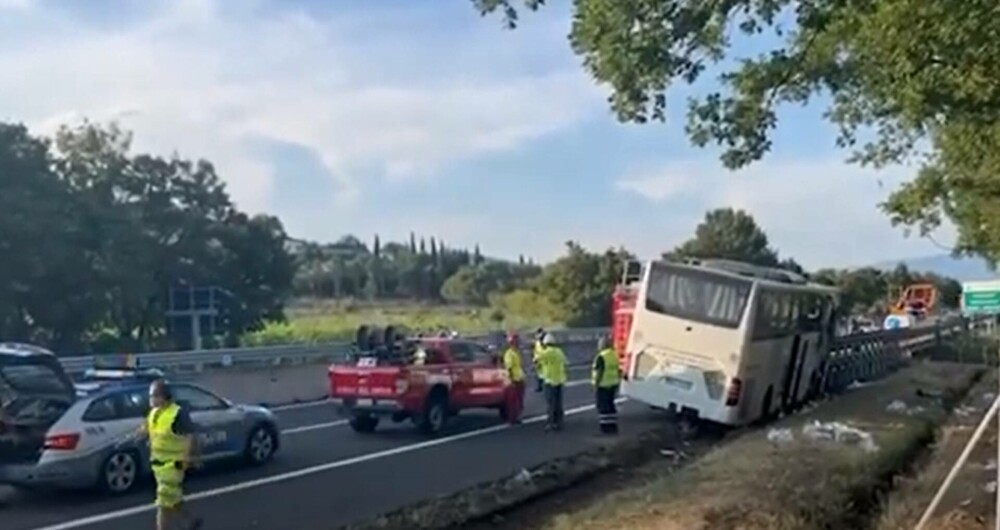 Accident teribil în Italia. Un mort şi 15 răniţi, după ce un autocar plin cu turişti a intrat într-un parapet - Imaginea 3