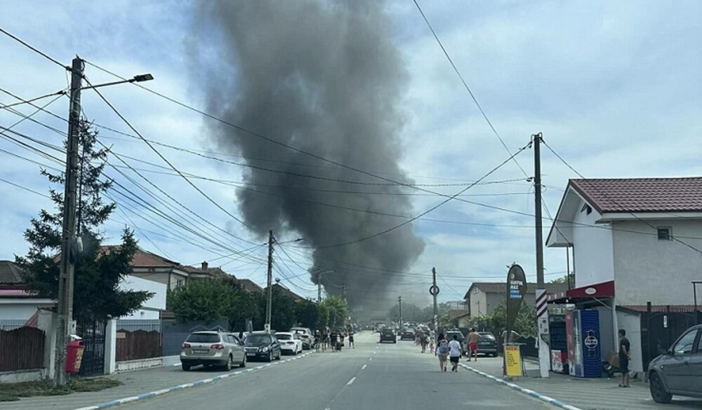 Incendiu violent la un depozit din Costineşti, cu degajări mari de fum. A fost emis mesaj RO-Alert | FOTO & VIDEO - Imaginea 3