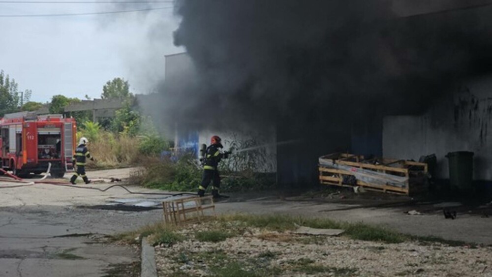 Incendiu violent la un depozit din Costineşti, cu degajări mari de fum. A fost emis mesaj RO-Alert | FOTO & VIDEO - Imaginea 1