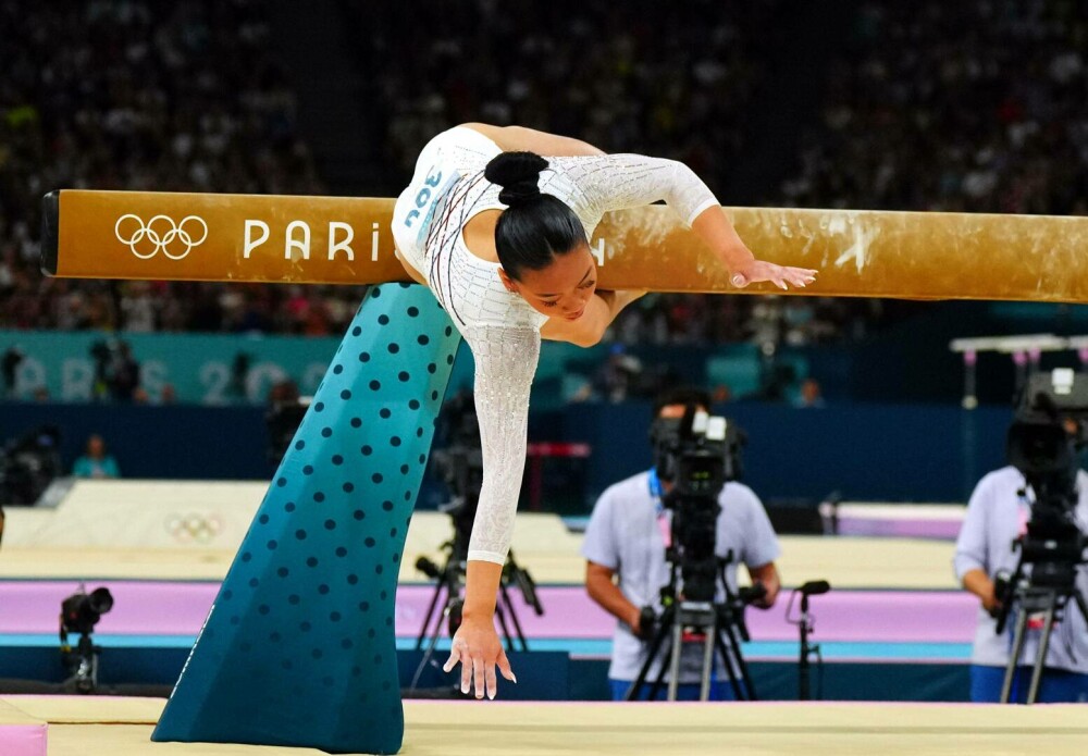 JO 2024. Sabrina Maneca Voinea, locul 8 în finală la bârnă, după ce a căzut de două ori. Cine a luat aurul olimpic. FOTO - Imaginea 11