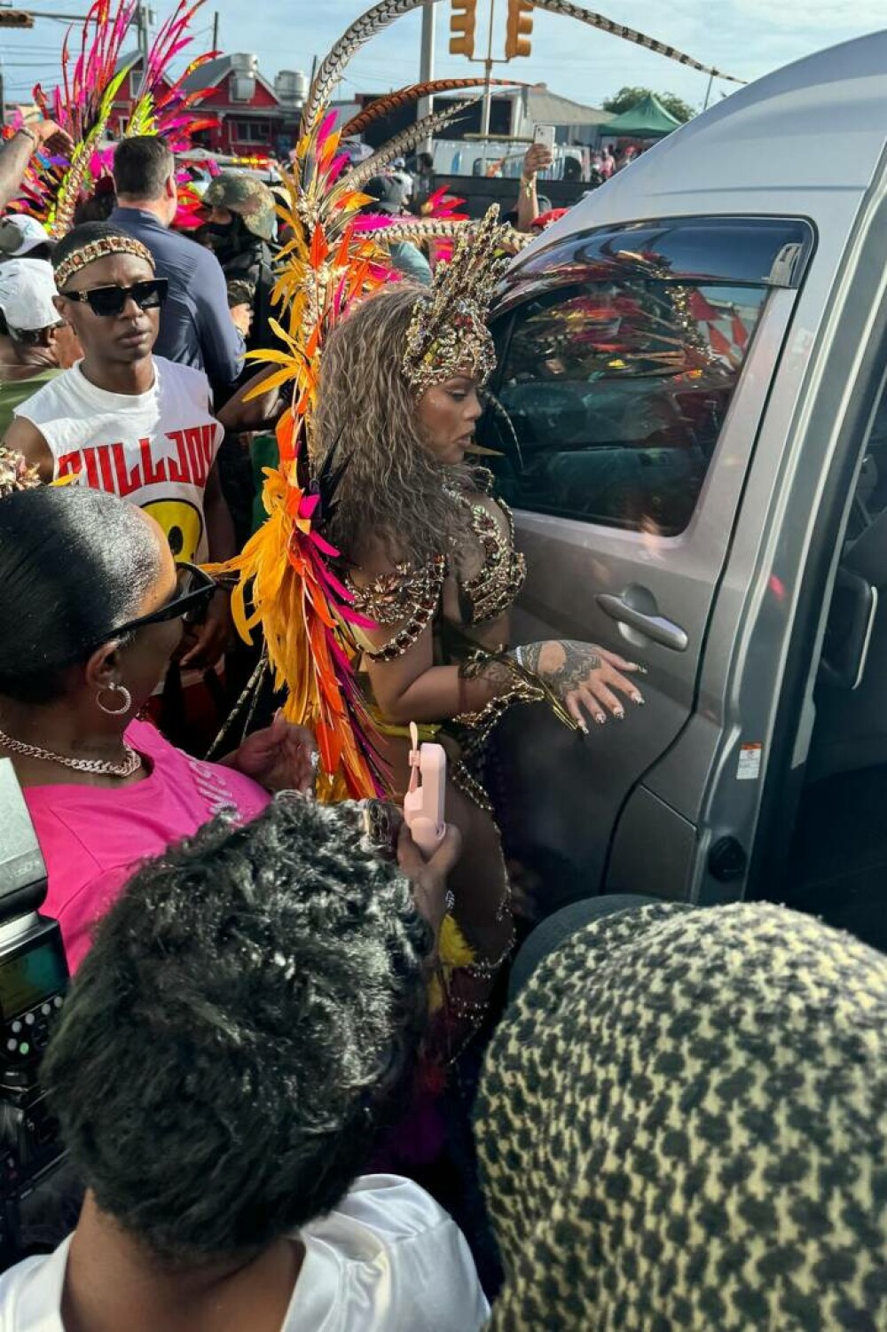 Rihanna, aşa cum nu am mai văzut-o. Cum a apărut în fața fanilor la carnavalul din Barbados. GALERIE FOTO - Imaginea 2