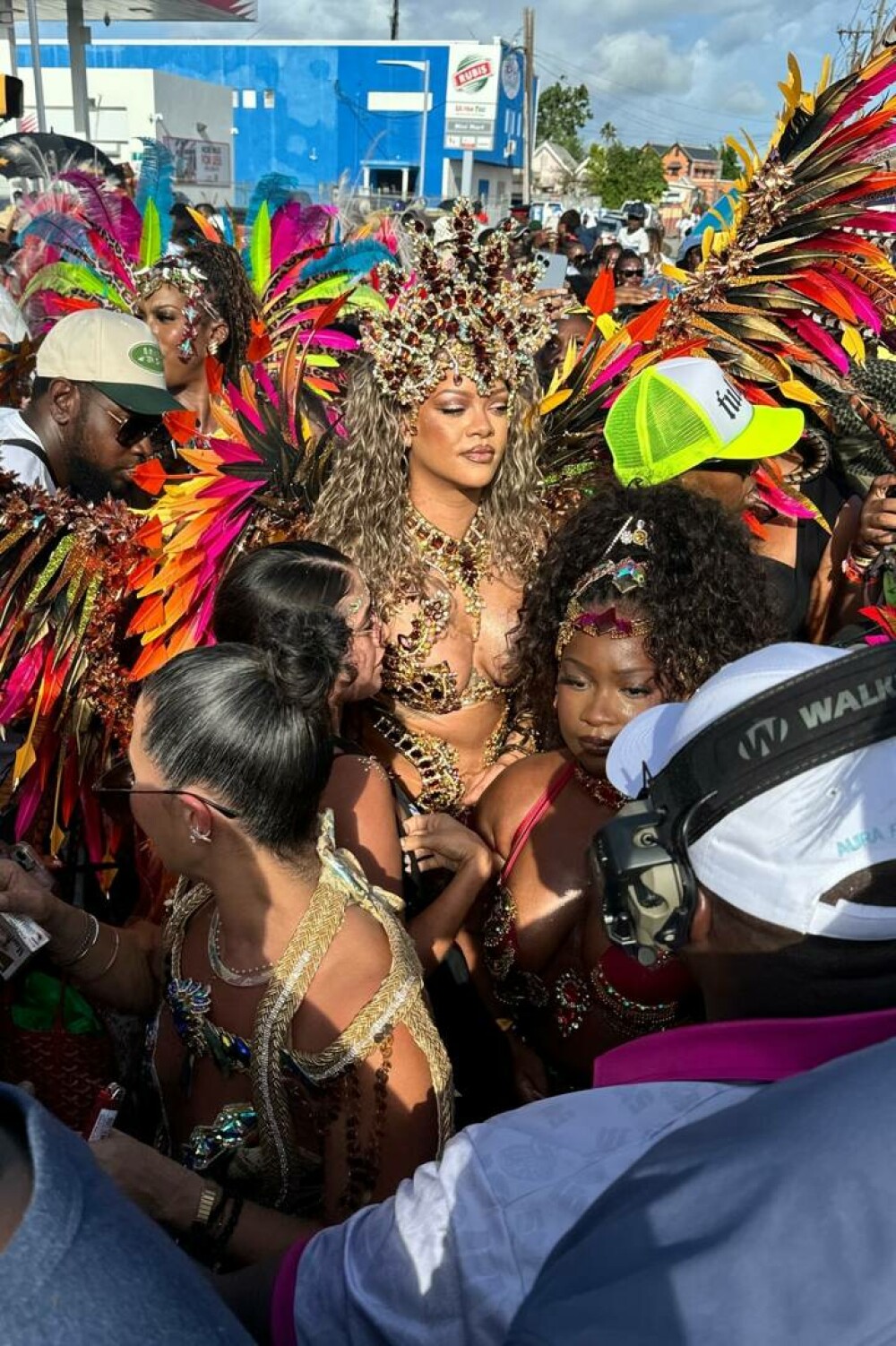 Rihanna, aşa cum nu am mai văzut-o. Cum a apărut în fața fanilor la carnavalul din Barbados. GALERIE FOTO - Imaginea 3