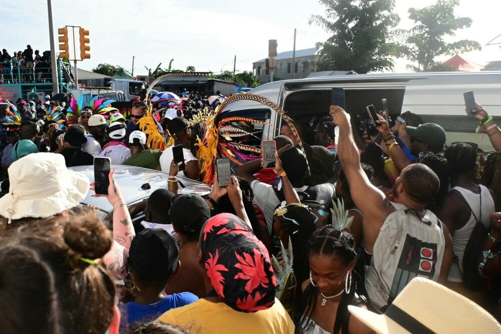 Rihanna, aşa cum nu am mai văzut-o. Cum a apărut în fața fanilor la carnavalul din Barbados. GALERIE FOTO - Imaginea 6