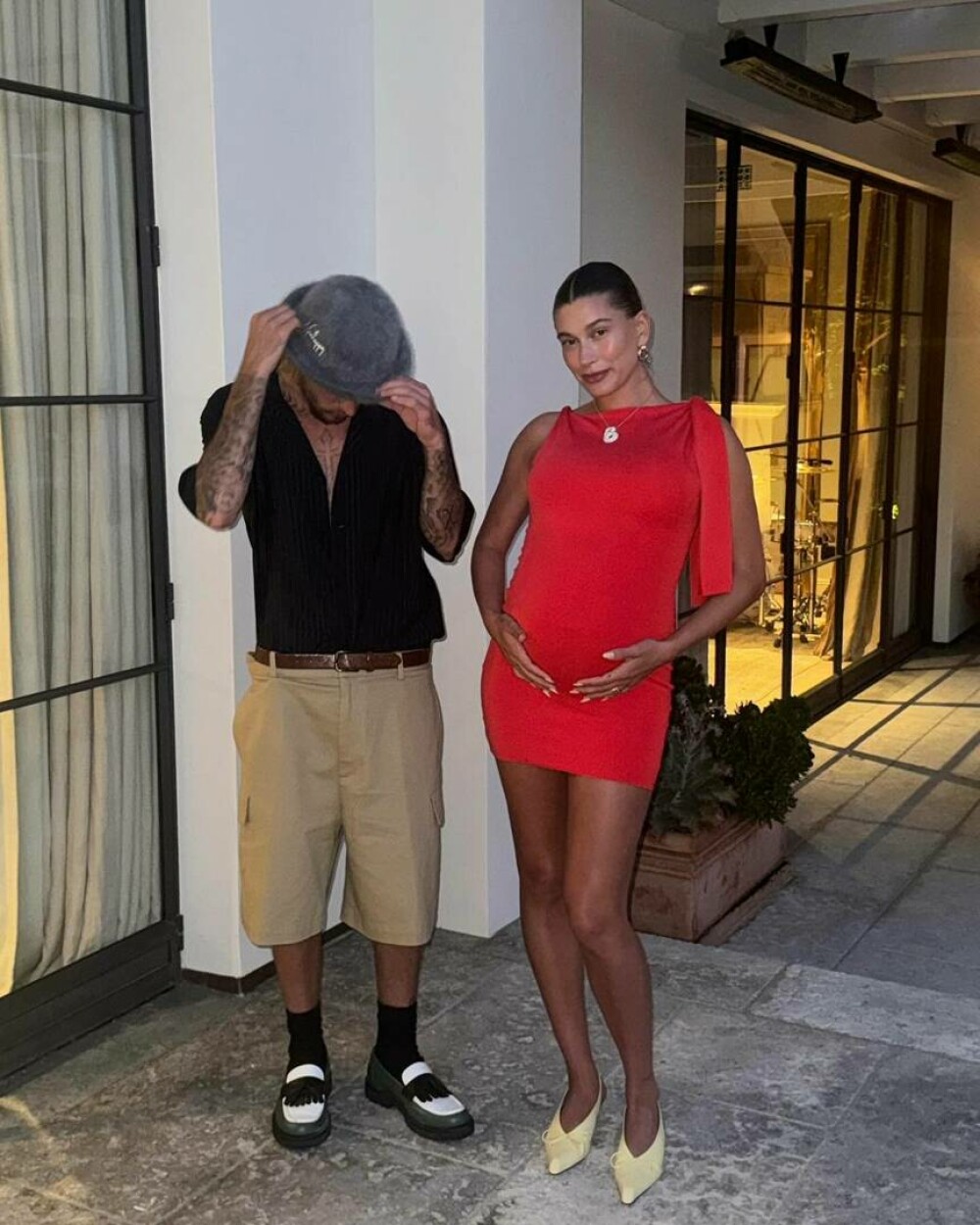 Hailey Bieber și-a etalat burtica de gravidă într-o rochie roșie extrem de elegantă. Au luat cina într-un loc romantic. FOTO - Imaginea 42