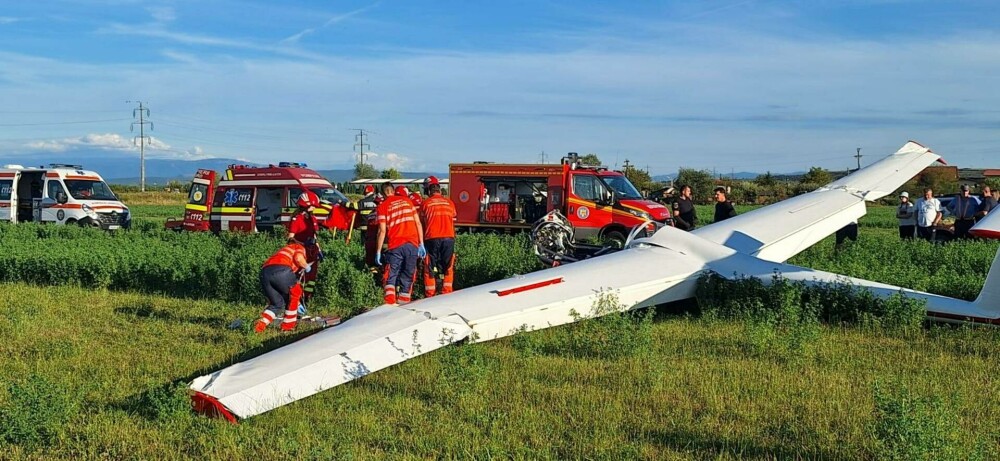 Un planor a aterizat de urgență într-un lan de lucernă, lângă Deva. Pilotul a fost rănit - Imaginea 1