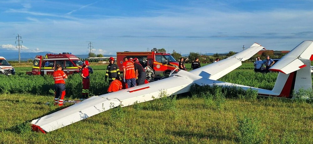 Un planor a aterizat de urgență într-un lan de lucernă, lângă Deva. Pilotul a fost rănit - Imaginea 3