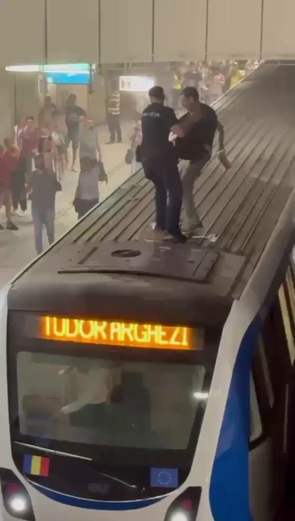 Scene halucinante la metrou. „Atacuri” cu extinctoare la Piața Victoriei și Piața Romană. Un bărbat s-a urcat pe tren. VIDEO - Imaginea 3