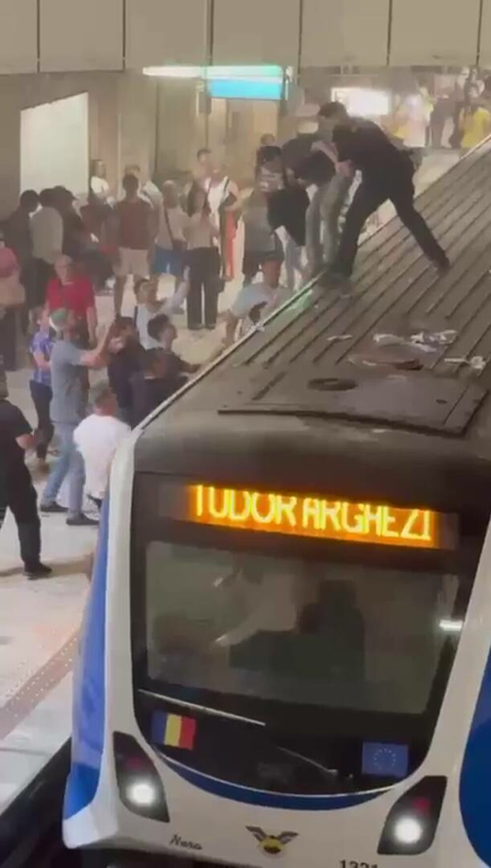 Scene halucinante la metrou. „Atacuri” cu extinctoare la Piața Victoriei și Piața Romană. Un bărbat s-a urcat pe tren. VIDEO - Imaginea 5