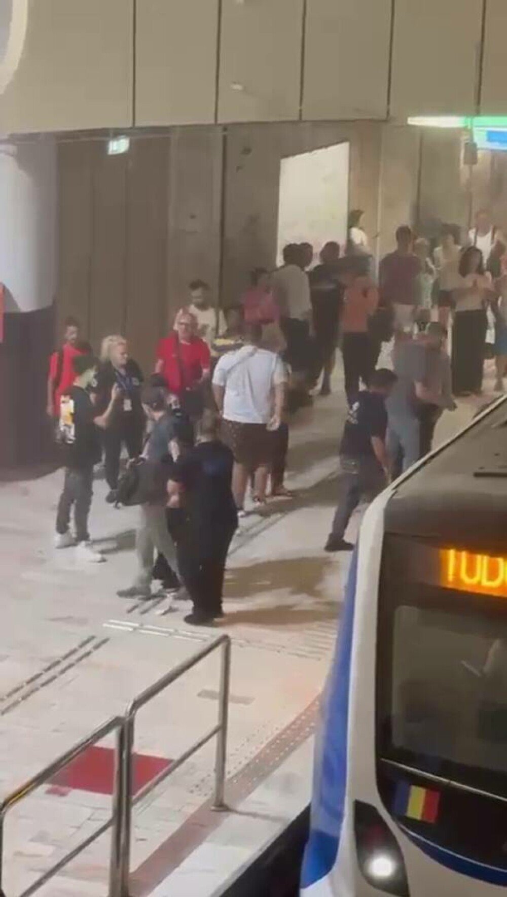 Scene halucinante la metrou. „Atacuri” cu extinctoare la Piața Victoriei și Piața Romană. Un bărbat s-a urcat pe tren. VIDEO - Imaginea 6