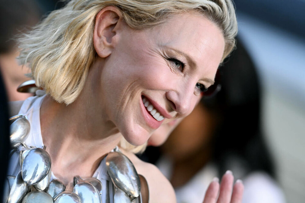 Actrița Cate Blanchett a purtat un top realizat din peste o sută de linguri la un eveniment în Los Angeles. Care este motivul - Imaginea 2