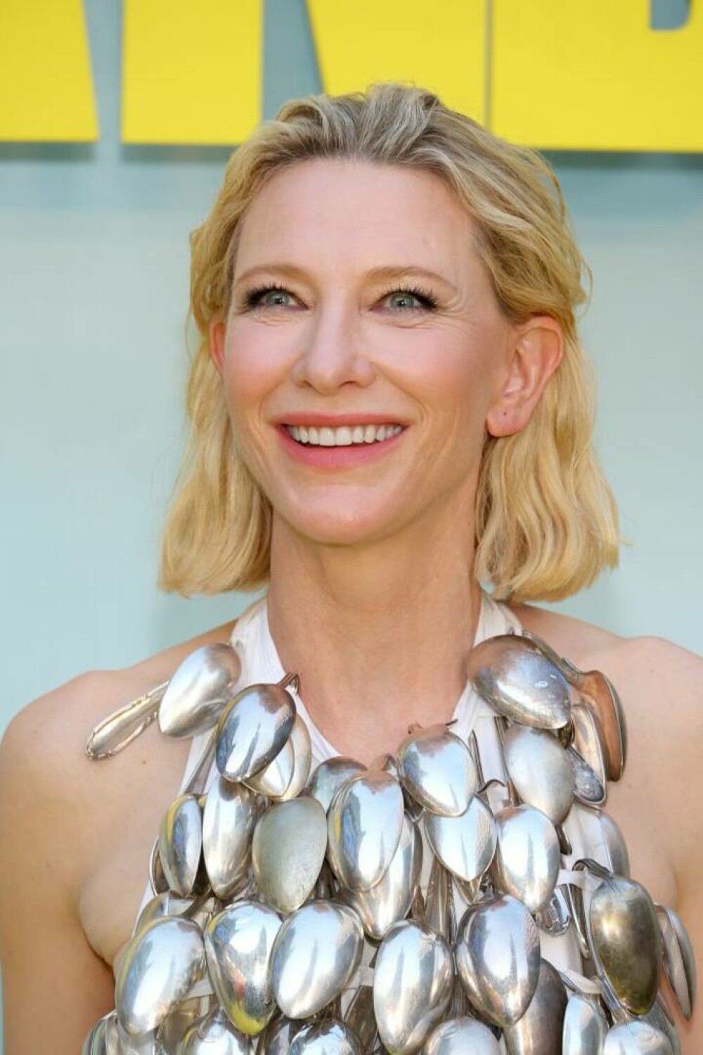 Actrița Cate Blanchett a purtat un top realizat din peste o sută de linguri la un eveniment în Los Angeles. Care este motivul - Imaginea 5