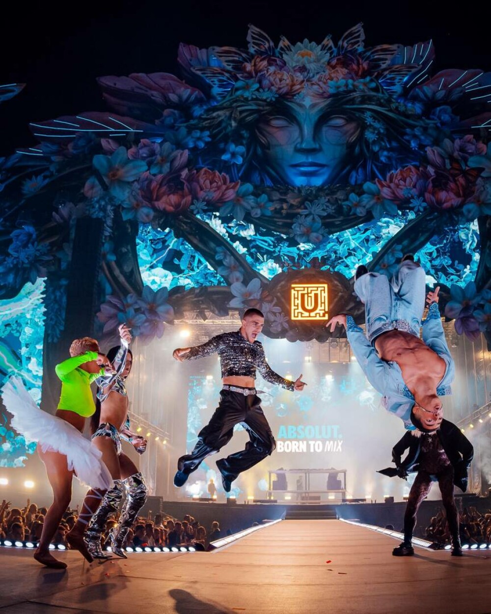 Cele mai extravagante ținute purtate în prima zi a festivalului Untold. Concertele pot fi urmărite LIVE pe VOYO | FOTO - Imaginea 21