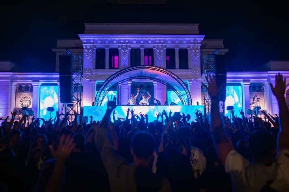 Cele mai extravagante ținute purtate în prima zi a festivalului Untold. Concertele pot fi urmărite LIVE pe VOYO | FOTO - Imaginea 31