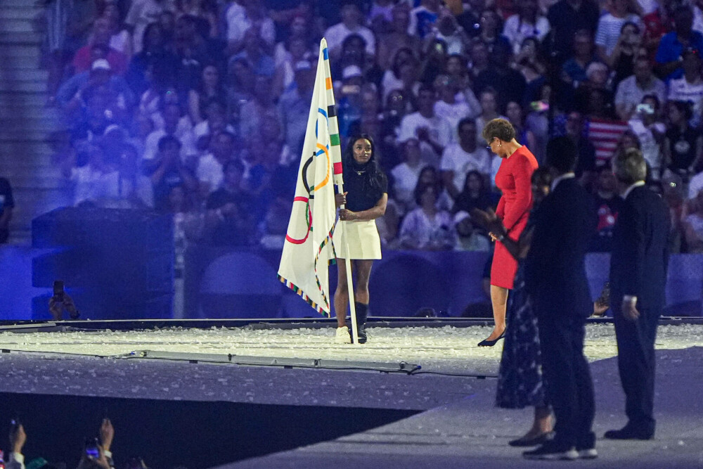 Simone Biles a purtat o gheată ortopedică la ceremonia de închidere a JO. Care este motivul. FOTO - Imaginea 3