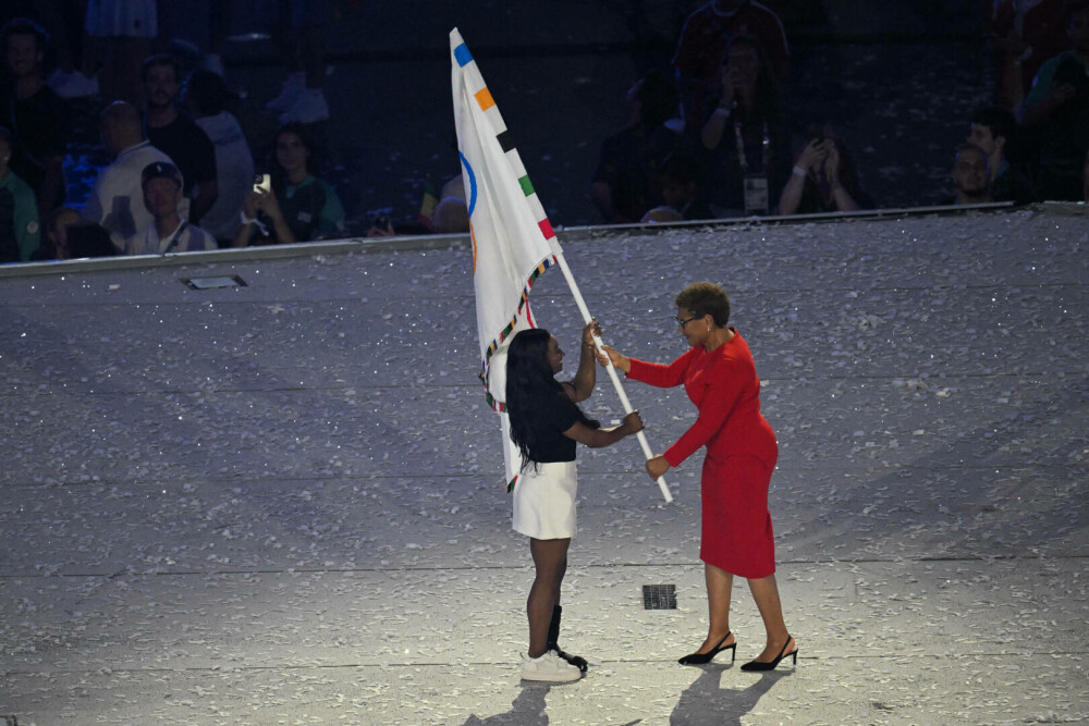 Simone Biles a purtat o gheată ortopedică la ceremonia de închidere a JO. Care este motivul. FOTO - Imaginea 4