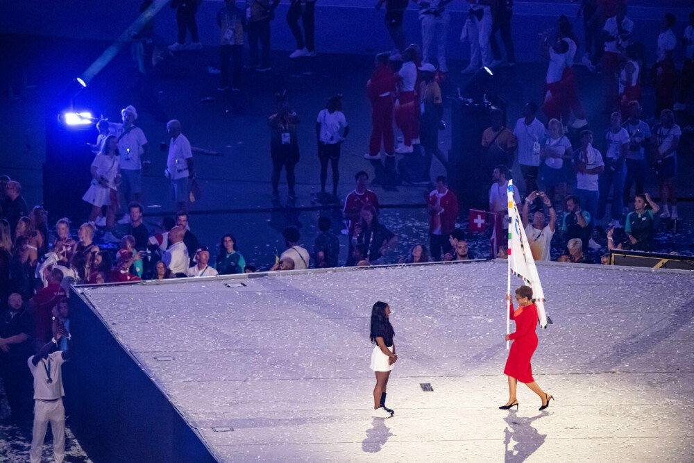 Simone Biles a purtat o gheată ortopedică la ceremonia de închidere a JO. Care este motivul. FOTO - Imaginea 7