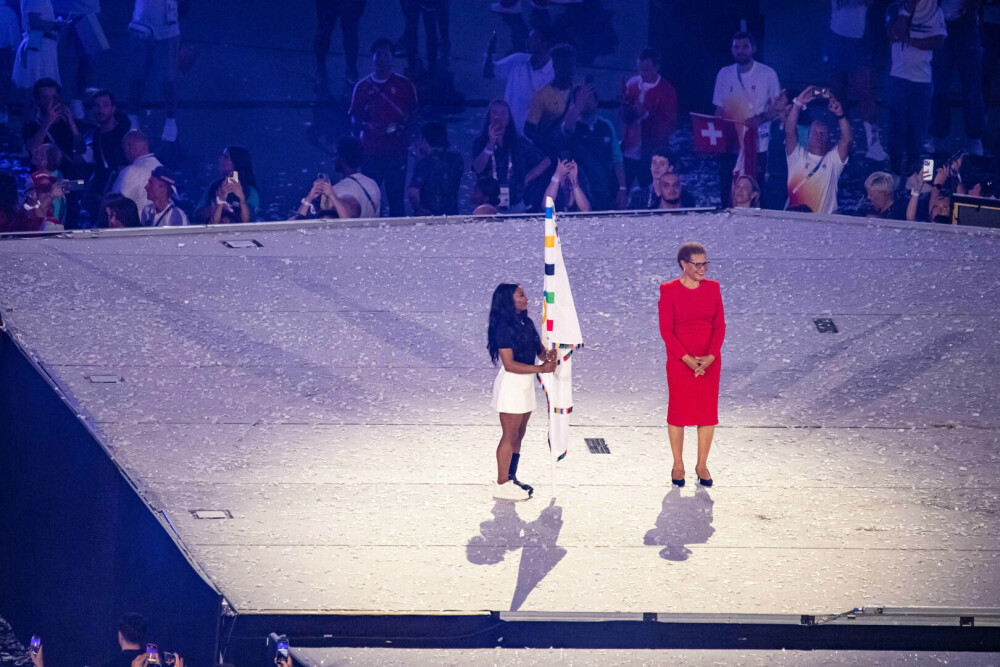 Simone Biles a purtat o gheată ortopedică la ceremonia de închidere a JO. Care este motivul. FOTO - Imaginea 9