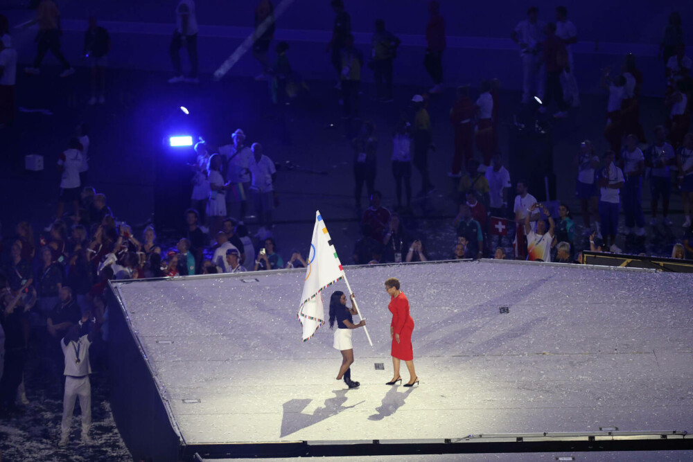 Simone Biles a purtat o gheată ortopedică la ceremonia de închidere a JO. Care este motivul. FOTO - Imaginea 14