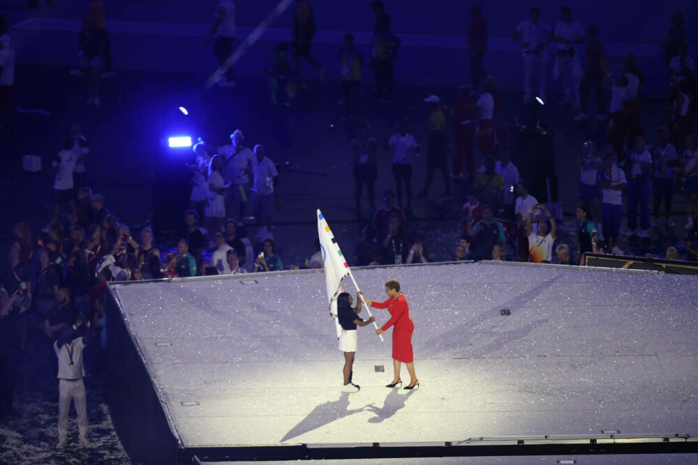 Simone Biles a purtat o gheată ortopedică la ceremonia de închidere a JO. Care este motivul. FOTO - Imaginea 15