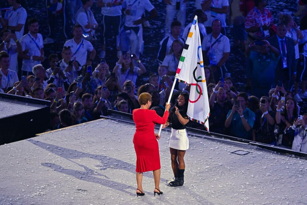 Simone Biles a purtat o gheată ortopedică la ceremonia de închidere a JO. Care este motivul. FOTO - Imaginea 17