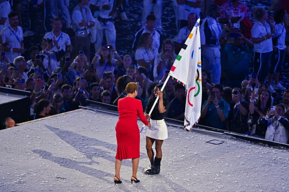 Simone Biles a purtat o gheată ortopedică la ceremonia de închidere a JO. Care este motivul. FOTO - Imaginea 18