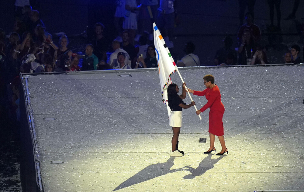 Simone Biles a purtat o gheată ortopedică la ceremonia de închidere a JO. Care este motivul. FOTO - Imaginea 20