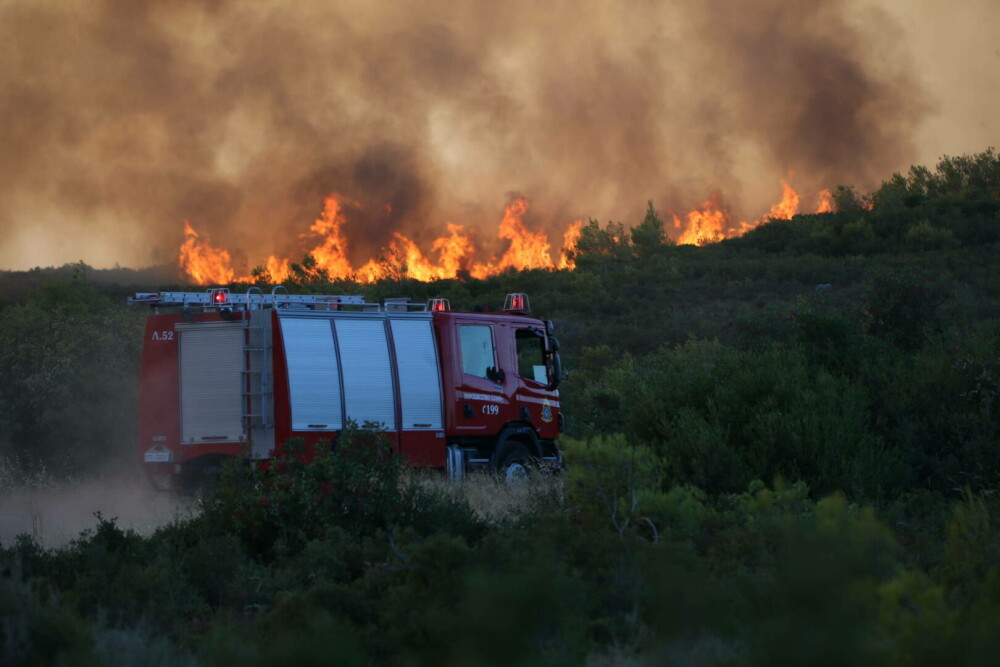 Imagini dramatice cu infernul din Grecia. Incendiile de vegetație sunt vizibile din spaţiu | GALERIE FOTO - Imaginea 33