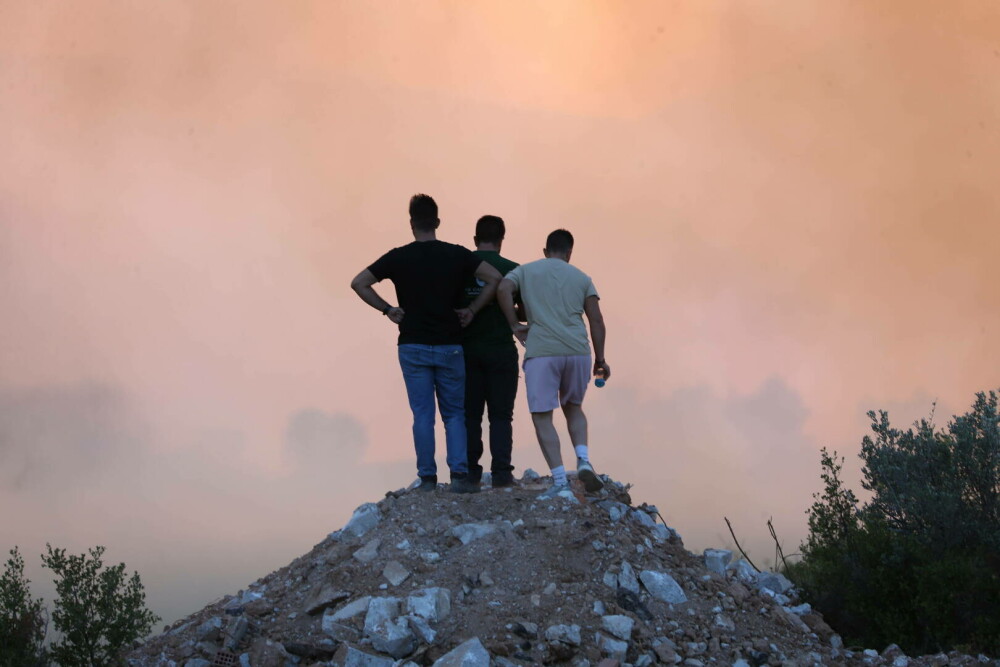 Incendii în apropiere de Atena. Stadionul olimpic OAKA a fost deschis pentru a găzdui miile de oameni evacuați. FOTO&VIDEO - Imaginea 2