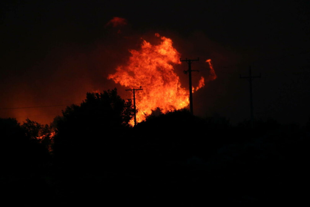 Incendii în apropiere de Atena. Stadionul olimpic OAKA a fost deschis pentru a găzdui miile de oameni evacuați. FOTO&VIDEO - Imaginea 5