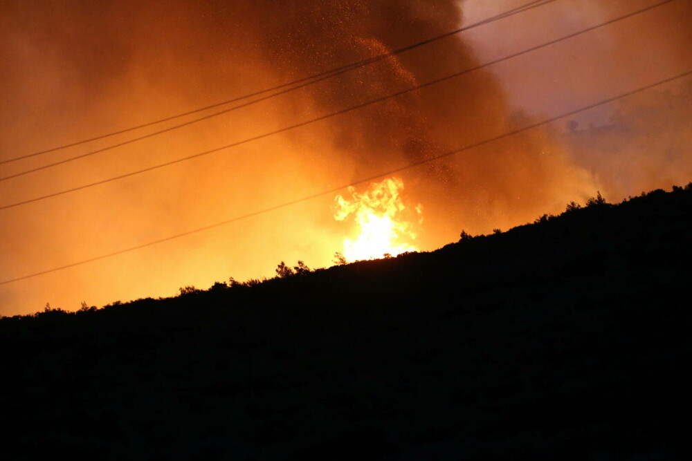 Incendii în apropiere de Atena. Stadionul olimpic OAKA a fost deschis pentru a găzdui miile de oameni evacuați. FOTO&VIDEO - Imaginea 6