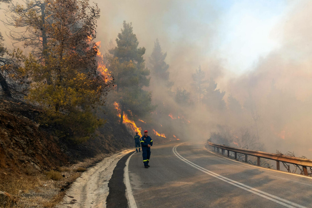 Incendii în apropiere de Atena. Stadionul olimpic OAKA a fost deschis pentru a găzdui miile de oameni evacuați. FOTO&VIDEO - Imaginea 8