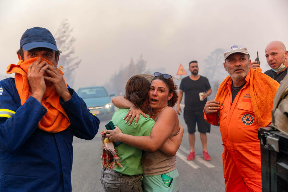 Incendii în apropiere de Atena. Stadionul olimpic OAKA a fost deschis pentru a găzdui miile de oameni evacuați. FOTO&VIDEO - Imaginea 10