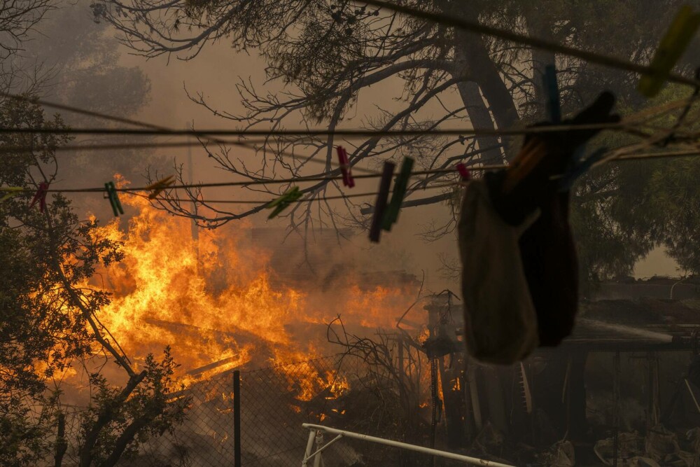 Imagini dramatice cu infernul din Grecia. Incendiile de vegetație sunt vizibile din spaţiu | GALERIE FOTO - Imaginea 9