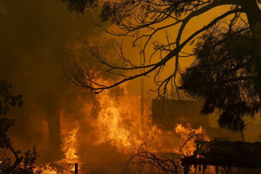 Imagini dramatice cu infernul din Grecia. Incendiile de vegetație sunt vizibile din spaţiu | GALERIE FOTO - Imaginea 11