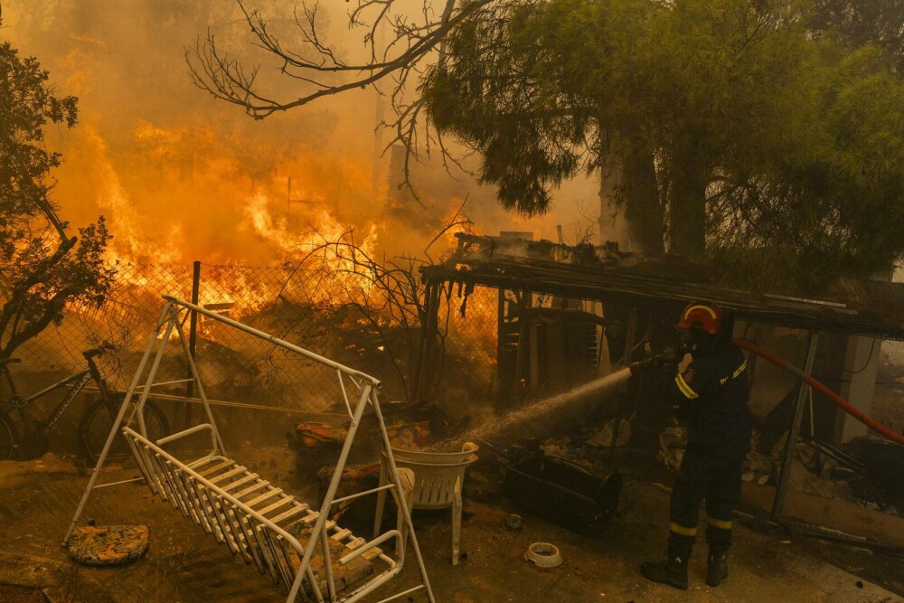 Imagini dramatice cu infernul din Grecia. Incendiile de vegetație sunt vizibile din spaţiu | GALERIE FOTO - Imaginea 16