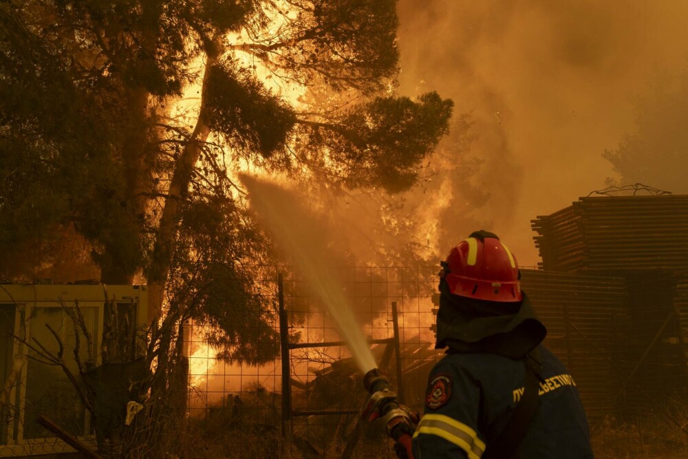 Imagini dramatice cu infernul din Grecia. Incendiile de vegetație sunt vizibile din spaţiu | GALERIE FOTO - Imaginea 17