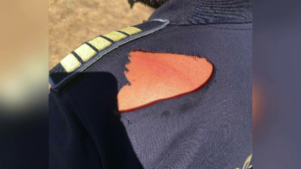 Noile uniforme de Poliție se rup la cusături. Polițiști sunt nemulțumiți și își arată pantalonii rupți între picioare - Imaginea 1