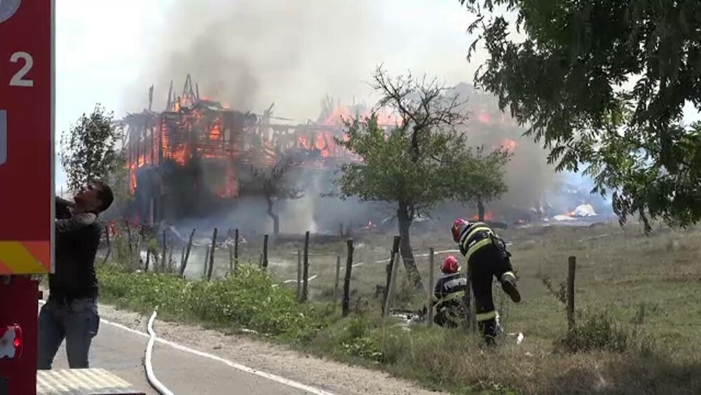 Incendiu violent în Argeș. Un restaurant, o casă și un magazin s-au făcut scrum în mai puțin de o jumătate de oră - Imaginea 2