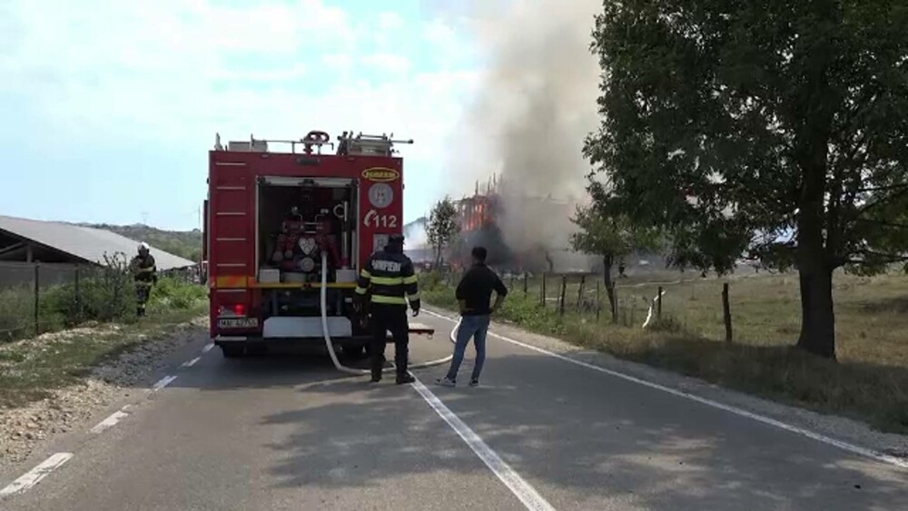 Incendiu violent în Argeș. Un restaurant, o casă și un magazin s-au făcut scrum în mai puțin de o jumătate de oră - Imaginea 4