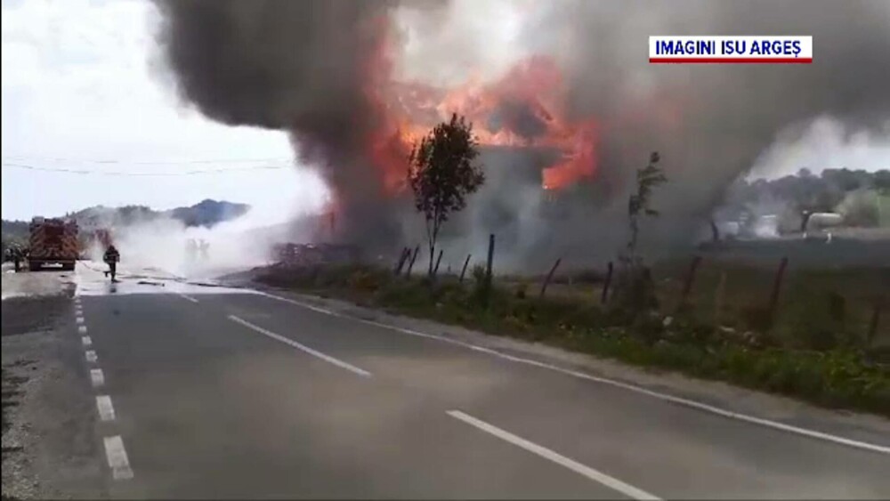 Incendiu violent în Argeș. Un restaurant, o casă și un magazin s-au făcut scrum în mai puțin de o jumătate de oră - Imaginea 5