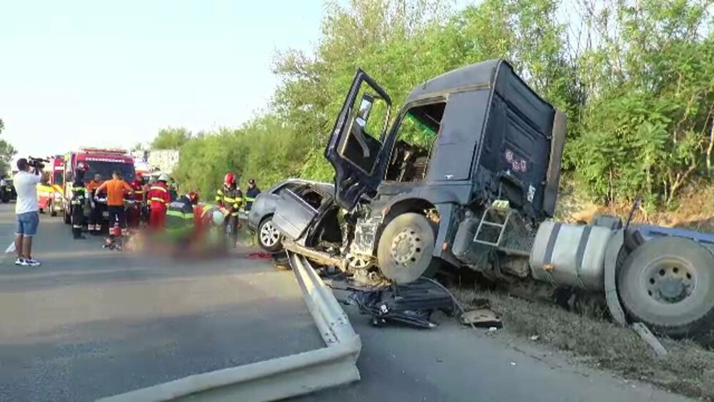 ANIMAȚIE. Cum s-a produs accidentul în care au murit 2 prieteni, striviți în mașină, în Mehedinți. Șoferul era începător - Imaginea 5